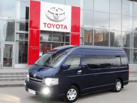 TOYOTA HIACE прокат машин в Кемерово TOYOTA HIACE - коммерческий автомобиль, производимый японской корпорацией Toyota. Впервые выпущенный в 1967 году Hiace доступен в настоящее время в многочисленных конфигурациях, включая кузовы минивэн, миниавтобус, ван, пикап, такси, амбулаторный и «дом на колёсах».
